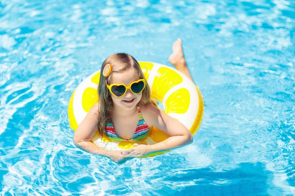 Niño en piscina en anillo de juguete. Niños nadan . — Foto de Stock