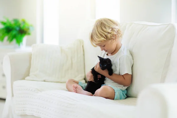 Enfant jouant avec bébé chat. Enfant et chaton . — Photo