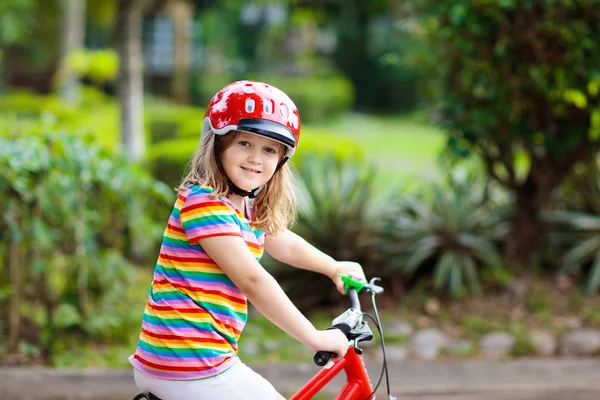 Діти на велосипеді. Дитина на велосипеді. Дитячий велосипед . — стокове фото