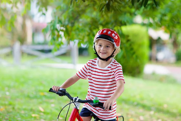 Barn på cykel. Barn på cykel. Kid Cykling. — Stockfoto