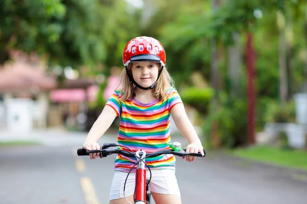 Barn på cykel. Barn på cykel. Kid Cykling. — Stockfoto