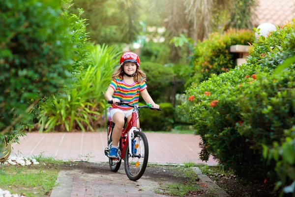 自転車に乗った子供たち自転車に乗っている子供。キッドサイクリング. — ストック写真