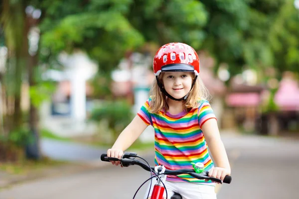 Barn på cykel. Barn på cykel. Kid Cykling. — Stockfoto