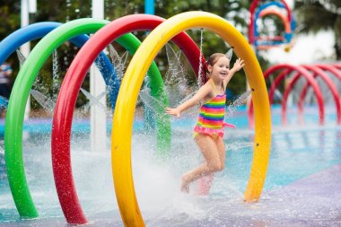 Aqua Park'taki çocuklar. Yüzme havuzundaki çocuk.