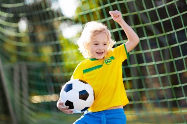 Brezilya futbol taraftarı çocuklar. Çocuklar futbol oynar.