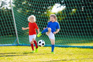Çocuklar futbol oynar. Futbol sahasında çocuk.