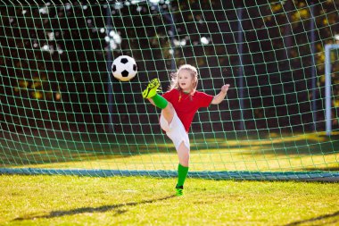 Portekiz futbol taraftarı çocuklar. Çocuklar futbol oynar.