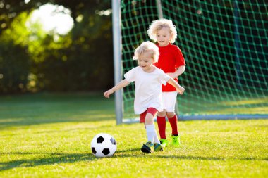 Çocuklar futbol oynar. Futbol sahasında çocuk.
