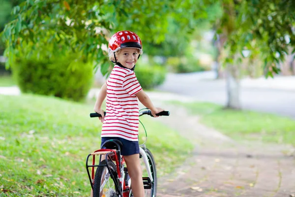 Niños en bicicleta. Niño en bicicleta. Ciclismo infantil . —  Fotos de Stock