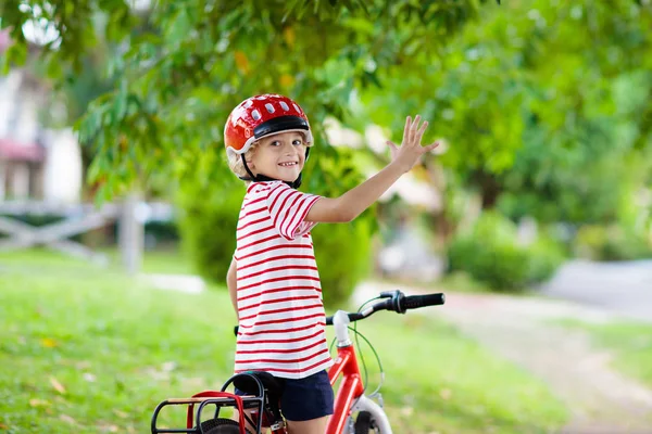 Barn på cykel. Barn på cykel. Kid Cykling. — Stockfoto