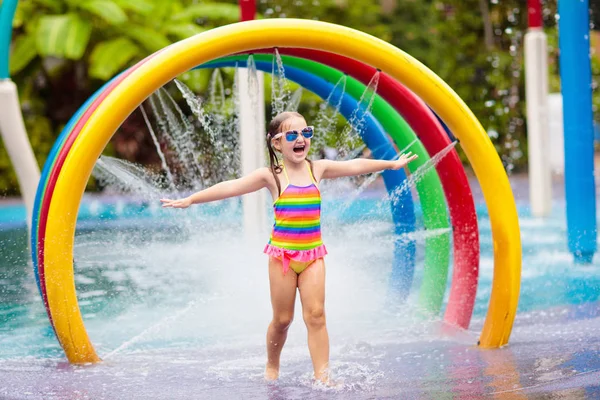 Miúdos no parque aquático. Criança na piscina . — Fotografia de Stock