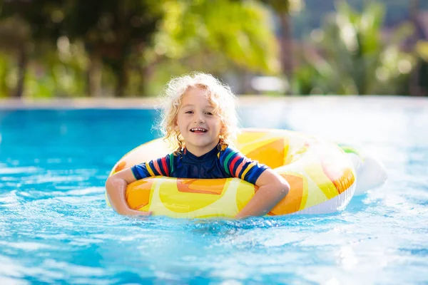 Kind im Schwimmbad. Sommerurlaub mit Kindern. — Stockfoto