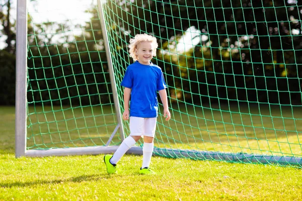 Çocuklar futbol oynar. Futbol sahasında çocuk. — Stok fotoğraf