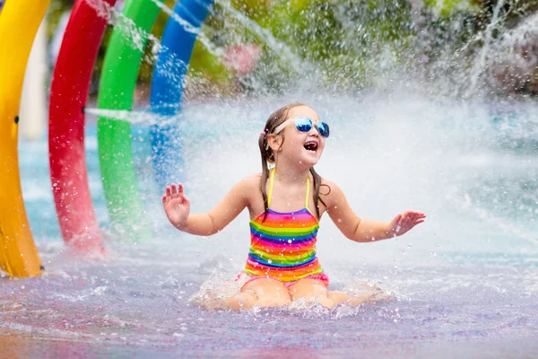 Aqua Park'taki çocuklar. Yüzme havuzundaki çocuk. — Stok fotoğraf