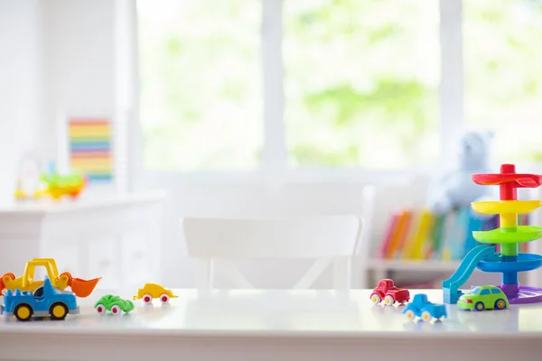 小男孩的房间玩具车在办公桌上。汽车玩具. — 图库照片