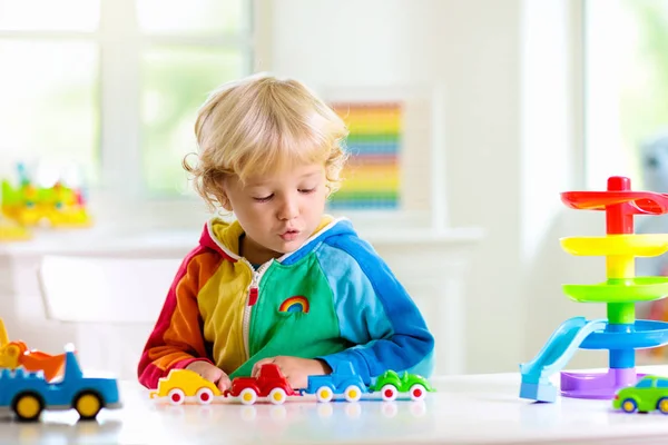 Băiatul jucând maşini de jucărie. Puştiul cu jucării. Copil și mașină — Fotografie, imagine de stoc