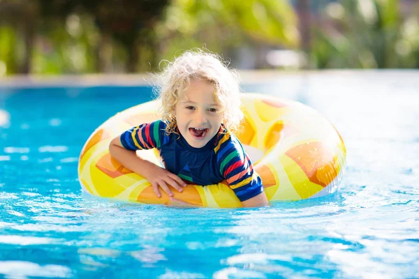 Bambino in piscina. Vacanze estive con bambini . — Foto Stock