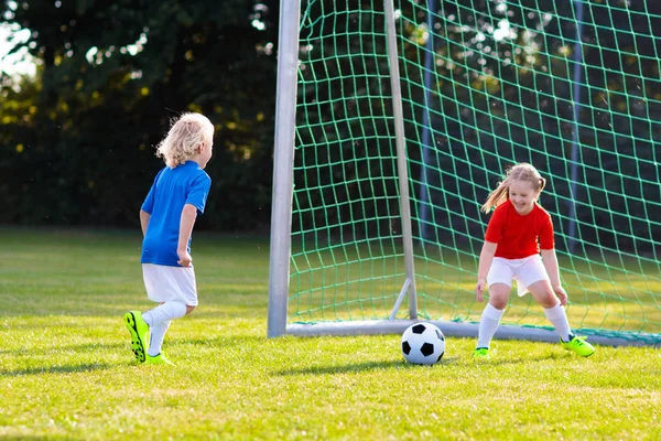 Kinder spielen Fußball. Kind auf Fußballplatz. — Stockfoto