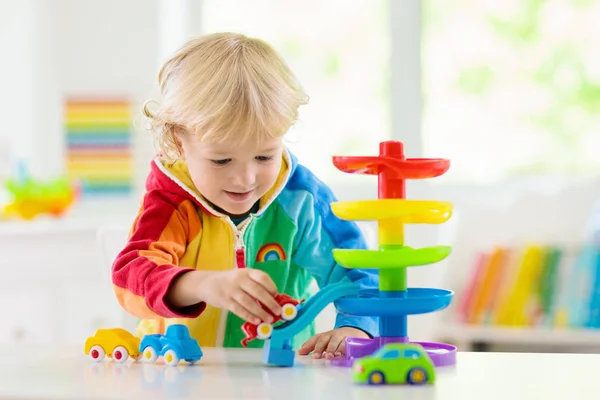 Pojke spelar leksaksbilar. Unge med leksaker. Barn och bil — Stockfoto