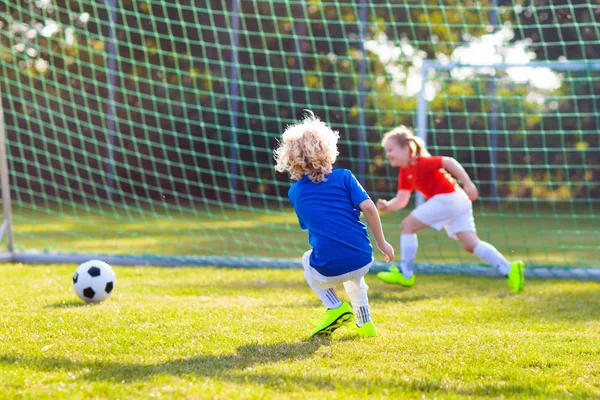 Kinder spielen Fußball. Kind auf Fußballplatz. — Stockfoto