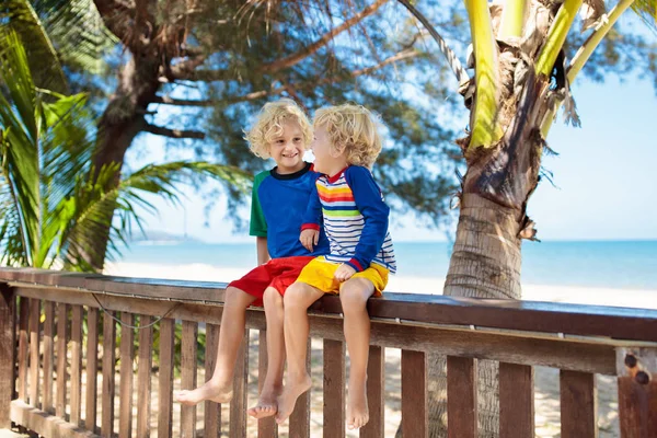 Bambini sulla spiaggia tropicale. Bambino in vacanza estiva . — Foto Stock