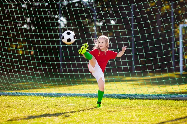 Portugiesische Fußballfans. Kinder spielen Fußball. — Stockfoto