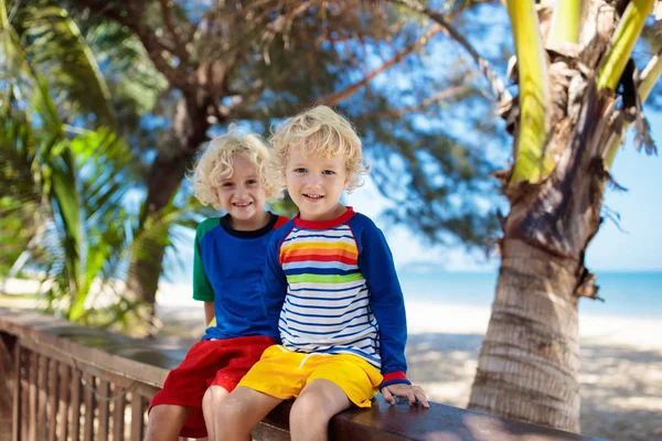 Niños en la playa tropical. Niño en vacaciones de verano . —  Fotos de Stock