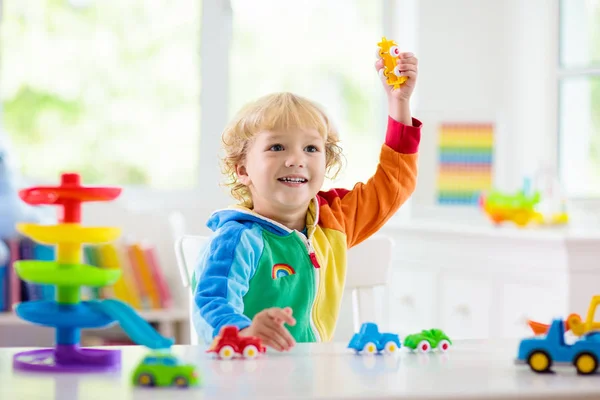 Chłopiec gra samochodziki. Dziecko z zabawkami. Dziecko i samochód — Zdjęcie stockowe