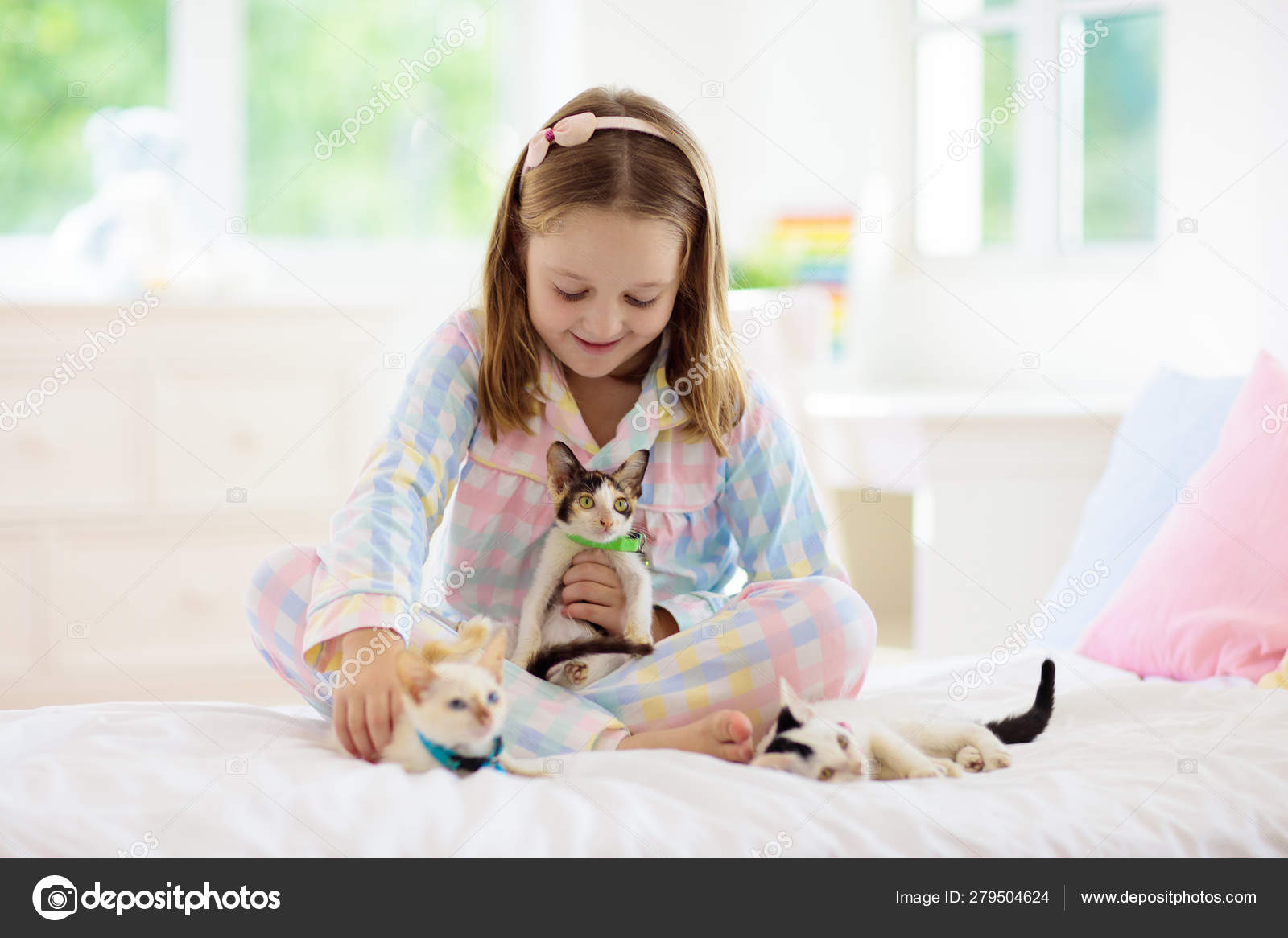 Kind Spielt Mit Babykatze Kind Und Kätzchen Stockfoto