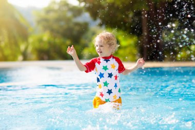 Yüzme havuzunda çocuk. Çocuklarla yaz tatili.