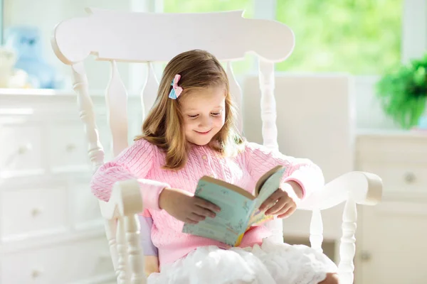 Livro de leitura infantil. Crianças lêem livros . — Fotografia de Stock