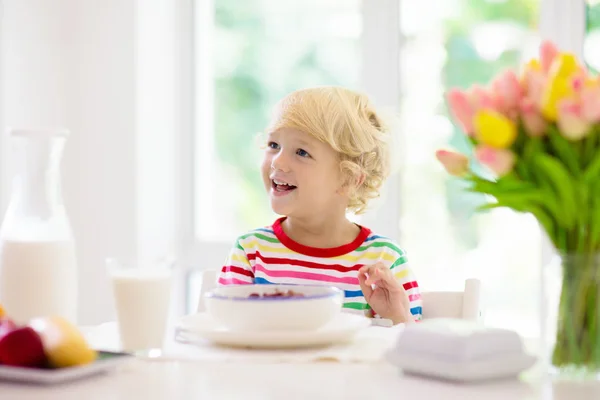 Barn äter frukost. Barn med mjölk och spannmål. — Stockfoto