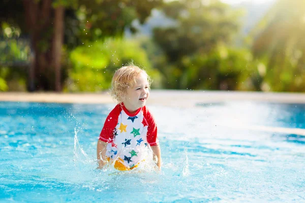 Yüzme havuzunda çocuk. Çocuklarla yaz tatili.