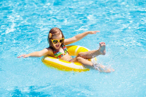 Criança na piscina em anel de brinquedo. Crianças nadam . — Fotografia de Stock