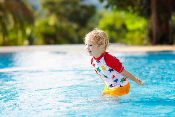 Niño en la piscina. Vacaciones de verano con niños . — Foto de Stock