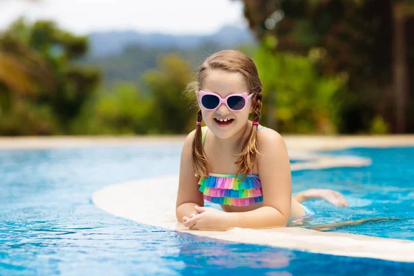 Niño en la piscina. Vacaciones de verano con niños . —  Fotos de Stock