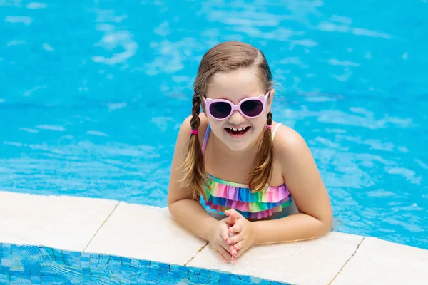 Criança na piscina. Férias de verão com crianças . — Fotografia de Stock