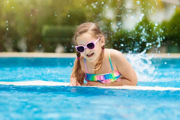 Bambino in piscina. Vacanze estive con bambini . — Foto Stock