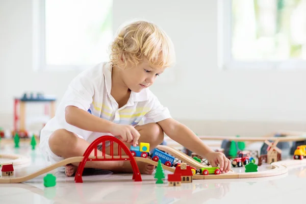 Los niños juegan al tren de madera. Niño con tren de juguete . — Foto de Stock