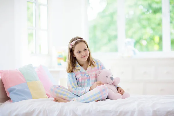 Niño jugando en la cama. Habitación de niños. Chica en casa . —  Fotos de Stock