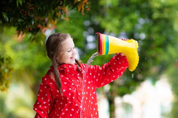 Yağmur çizmeli çocuk. Çocuklar için su geçirmez aşınma. — Stok fotoğraf