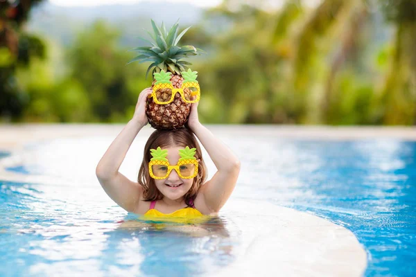 Bambino con ananas in piscina. I bambini nuotano . — Foto Stock