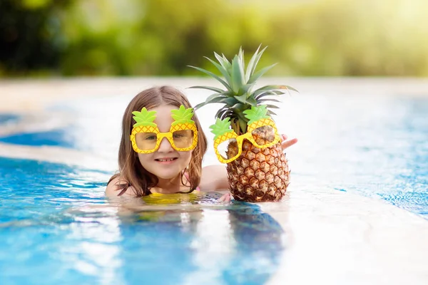 Anak dengan nanas di kolam renang. Anak-anak berenang . — Stok Foto