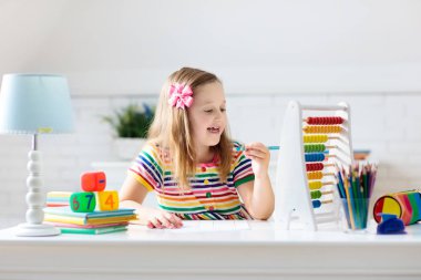 Abaküslü çocuk okuldan sonra ev ödevi yapıyor.