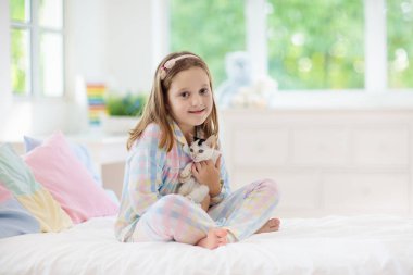 Bebek kediyle oynayan çocuk. Çocuk ve kedi yavrusu.