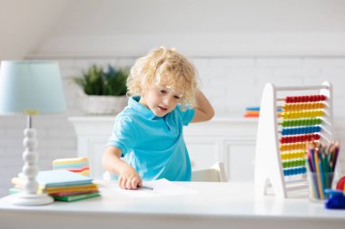 Abaküslü çocuk okuldan sonra ev ödevi yapıyor.