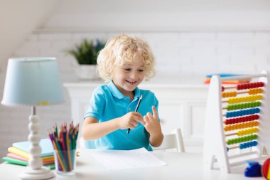 Abaküslü çocuk okuldan sonra ev ödevi yapıyor.