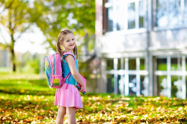 Niño volviendo a la escuela, año de inicio —  Fotos de Stock