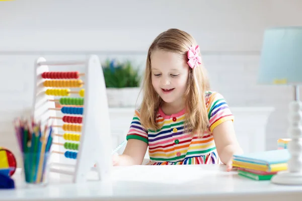 Barn med Abacus gör läxor efter skolan. — Stockfoto