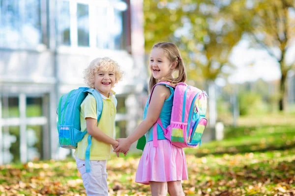 I bambini tornano a scuola. Bambino all'asilo nido . — Foto Stock